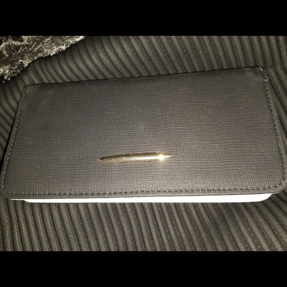 Handbags - Picture 7 of 8